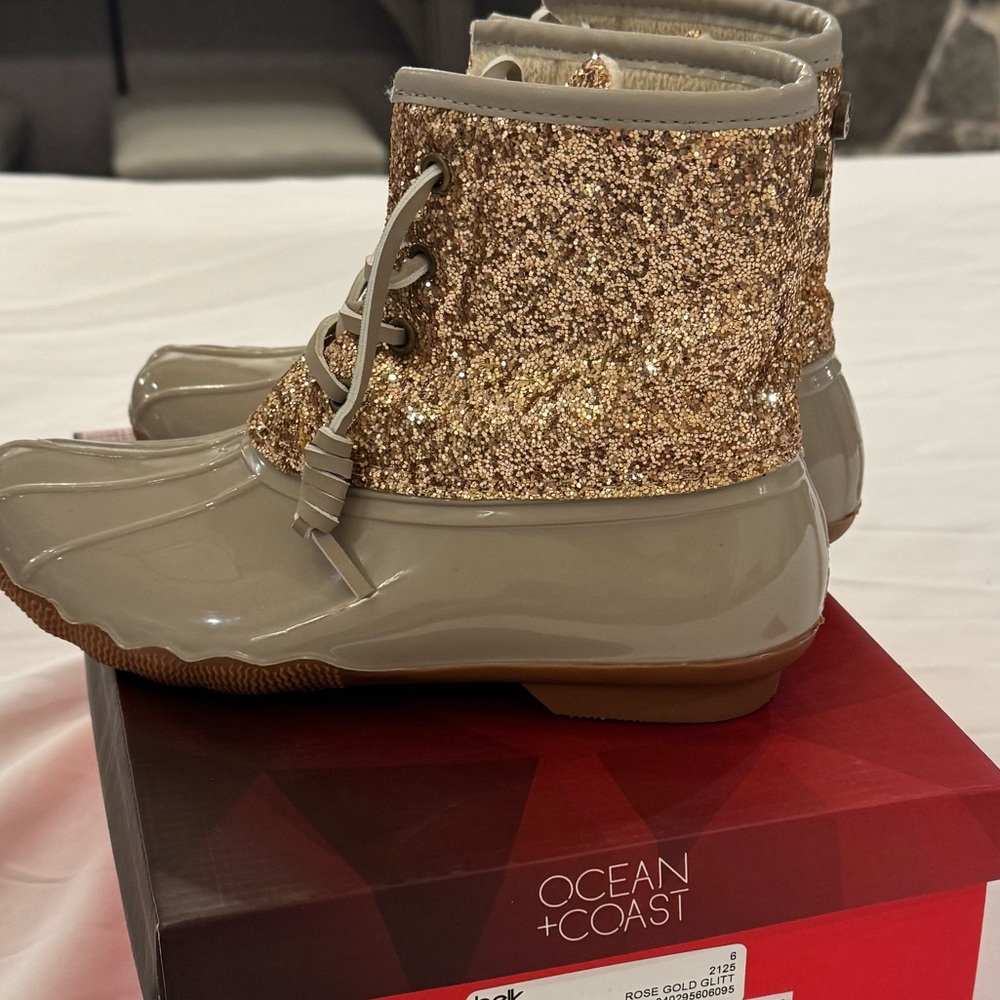 Rain Boots. Rose Gold Glitter Boot. Size 6. Incl.Box. Excellent cond.